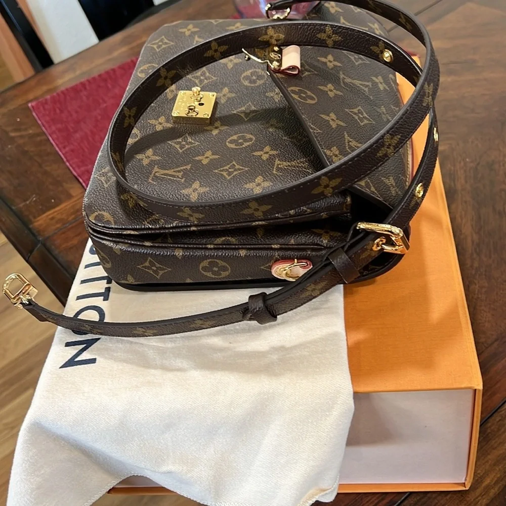 SOLD! Authentic Louis Vuitton Pochette Metis! - Picture 2 of 16